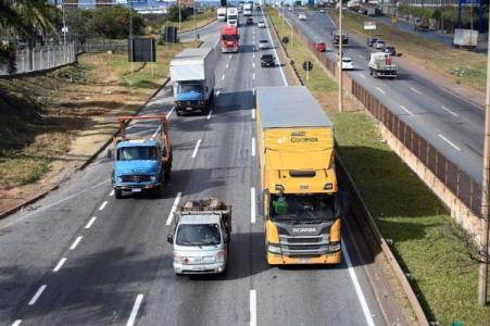 caminhões na avenida