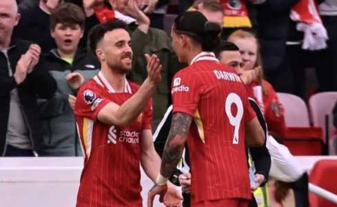 Diogo Jota e Darwin Nuñez foram companheiros no Liverpool, da Inglaterra