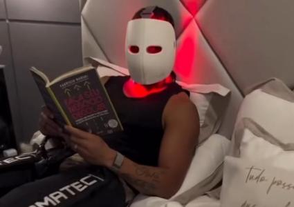 Hulk, do Atlético, utilizando máscara de LED