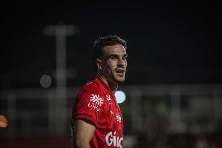 Facundo Labandeira durante partida pelo Vila Nova na Série B