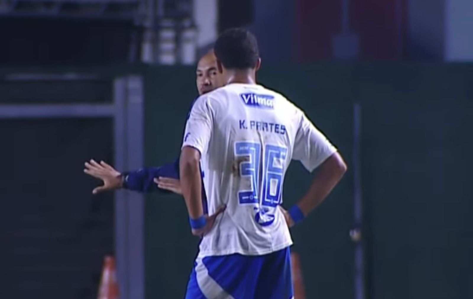 O que auxiliar de Jardim disse a Kauã Prates durante jogo do Cruzeiro na Vitória Cup