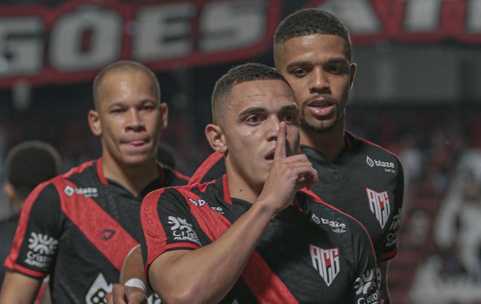 Atlético-GO vira sobre o CRB e se recupera na Série B do Brasileiro