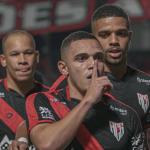 Atlético-GO vira sobre o CRB e se recupera na Série B do Brasileiro