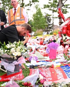 Ex-Liverpool, Jordan Henderson esteve em Anfield para homenagear Diogo Jota
