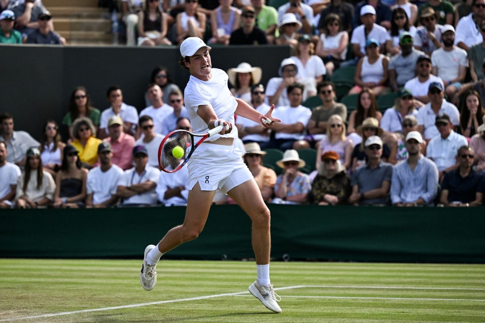 João Fonseca sofre, perde para chileno e é eliminado em Wimbledon