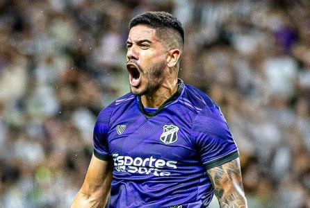 Recalde comemora gol com a camisa do Ceará
