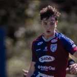 Jovem promessa de clube mineiro renova contrato com multa de R$ 383 milhões