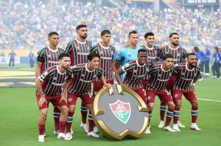 Jogadores do Fluminense perfilados antes da partida contra o Al-Hilal