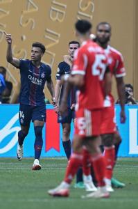 Doué, ao fundo, comemora o gol marcado na vitória do PSG sobre o Bayern de Munique