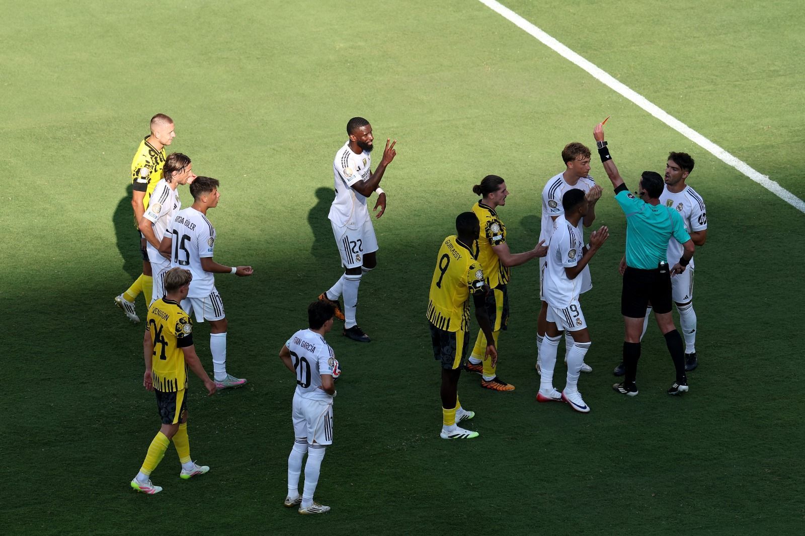Titular do Real Madrid critica árbitro brasileiro por expulsão no Mundial