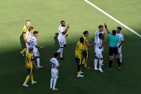 Huijsen foi expulso de campo e não entrará em campo pelo Real Madrid diante do PSG