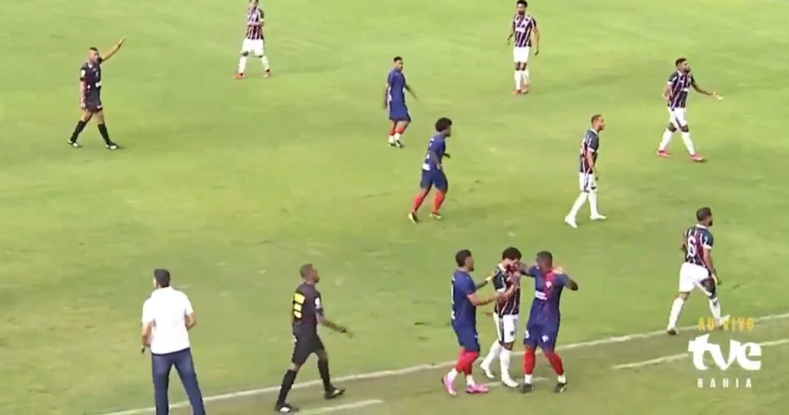 Jogador morde adversário e é expulso em clássico pela Segunda Divisão do Campeonato Baiano
