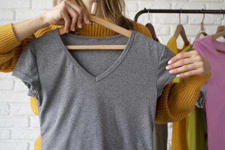 Mulher segurando uma camiseta