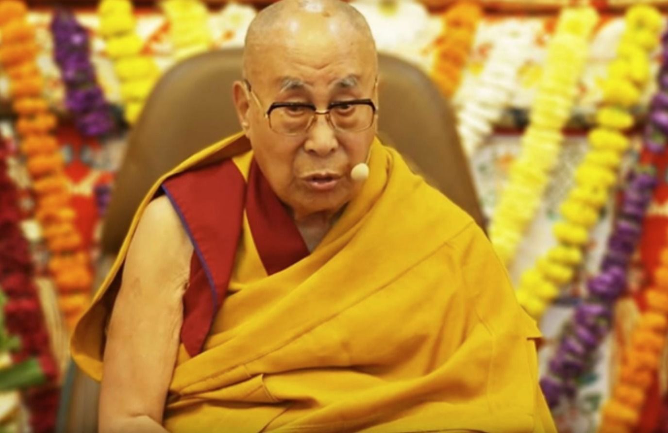 Aniversário de 90 anos de Dalai Lama inclui bolo de 9 andares e presença de ator de Hollywood