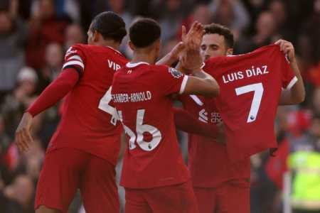 Diogo Jota (dir) com a camisa de Luis Díaz durante jogo do Liverpool