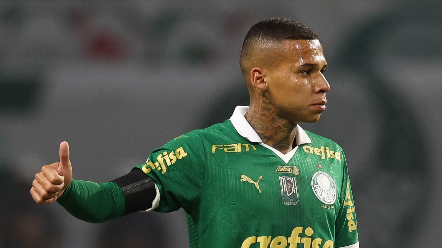 Clube europeu anuncia contratação de lateral do Palmeiras