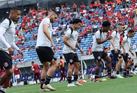Jogadores do Santa Cruz em aquecimento antes da partida contra o América-RN