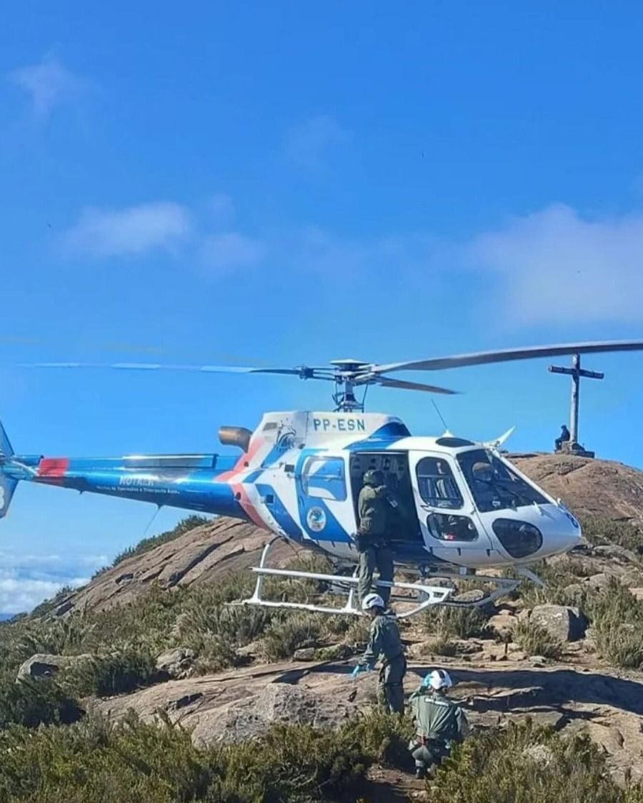 Turista de Montes Claros é resgatado de helicóptero após passar mal no Pico da Bandeira