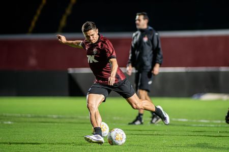 Atacante Osvaldo tenta finalização em treino do Vitória