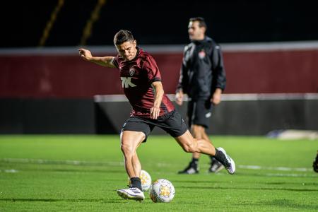 Atacante Osvaldo tenta finalização em treino do Vitória
