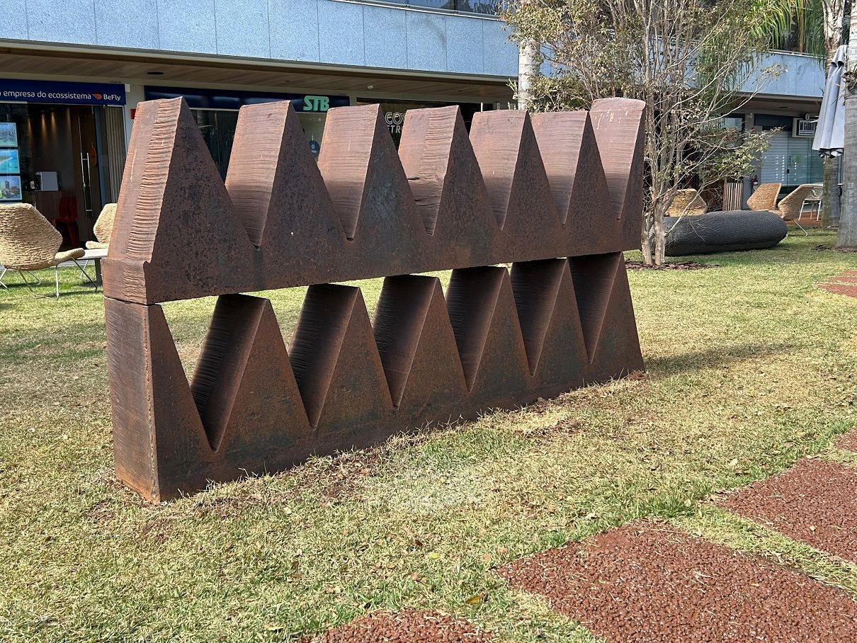 Exposição leva obras de arte de artista mineiro para praça em Nova Lima