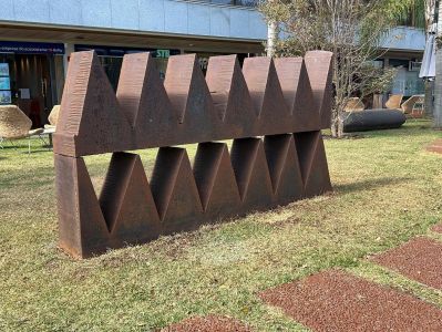 Escultura de Amílcar de Castro em Nova Lima
