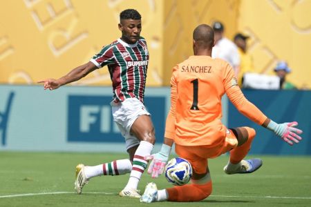 Hércules, do Fluminense, em lance com Sánchez, do Chelsea