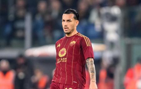 Leandro Paredes durante partida pela Roma-ITA