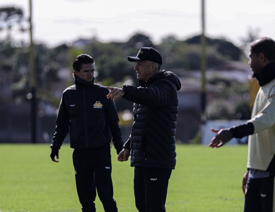Escalação do Criciúma: Eduardo Baptista promove mudança para enfrentar o Goiás
