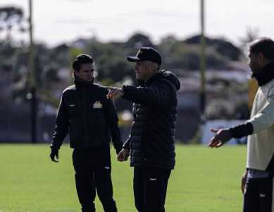 Técnico Eduardo Baptista (centro da imagem) preparou equipe do Criciúma para encarar o Goiás