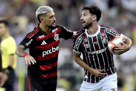 Jogadores de Flamengo e Fluminense em duelo no Maracanã