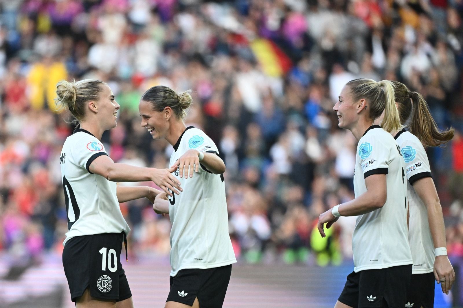 Alemanha vence Dinamarca de virada e garante vaga antecipada nas quartas da Euro Feminina