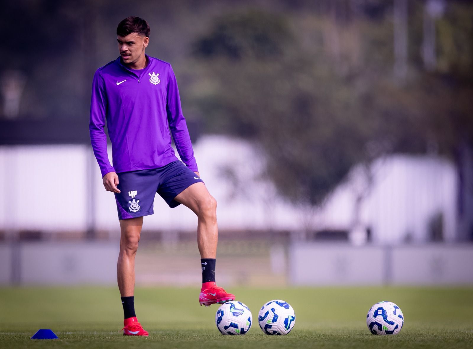 Em meio a sondagens, Corinthians busca renovação com zagueiro