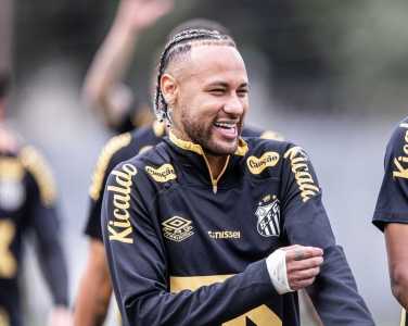 Neymar apresentou novo visual em treinamento do Santos no CT Rei Pelé, nesta quarta-feira (9)