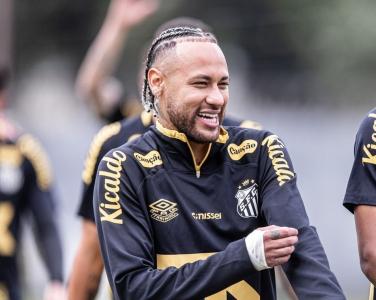 Neymar apresentou novo visual em treinamento do Santos no CT Rei Pelé, nesta quarta-feira (9)