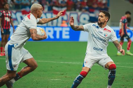 Matheus Pereira (à dir.), comemora gol sobre o Bahia ao lado de Deyverson