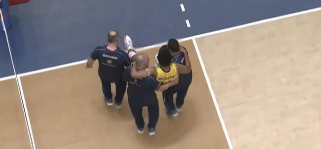 Ana Cristina deixa quadra da VNL carregada
