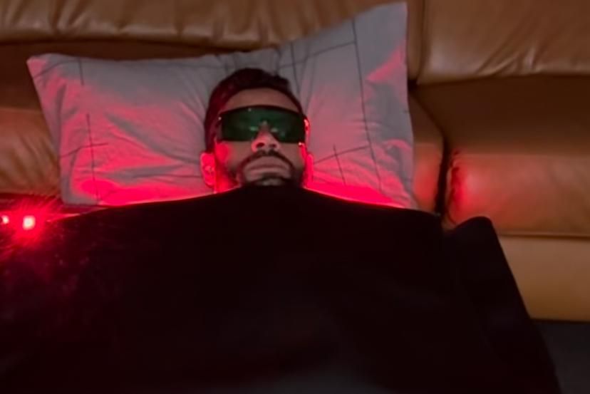 Sauna, hidro e ‘cama de LED’: Hulk, do Atlético, mostra detalhes de recuperação em casa