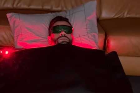 Hulk, do Atético, na "cama de LED"