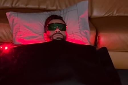 Hulk, do Atético, na "cama de LED"