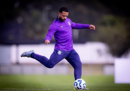 Memphis Depay compareceu ao treino do Corinthians um dia após a falta inicialmente injustificada
