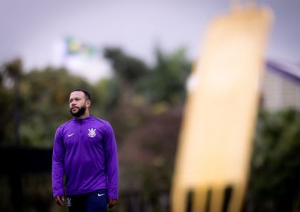 Memphis Depay voltou aos treinos no Corinthians