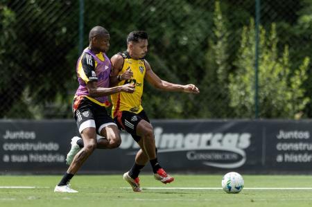 Patrick e Gabriel Menino em treino do Atlético