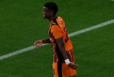 Alisson Santana, ex-Atlético, comemorando gol pelo Shakhtar Donetsk
