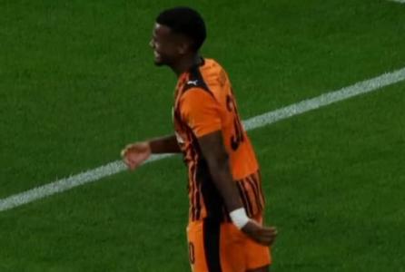Alisson Santana, ex-Atlético, comemorando gol pelo Shakhtar Donetsk