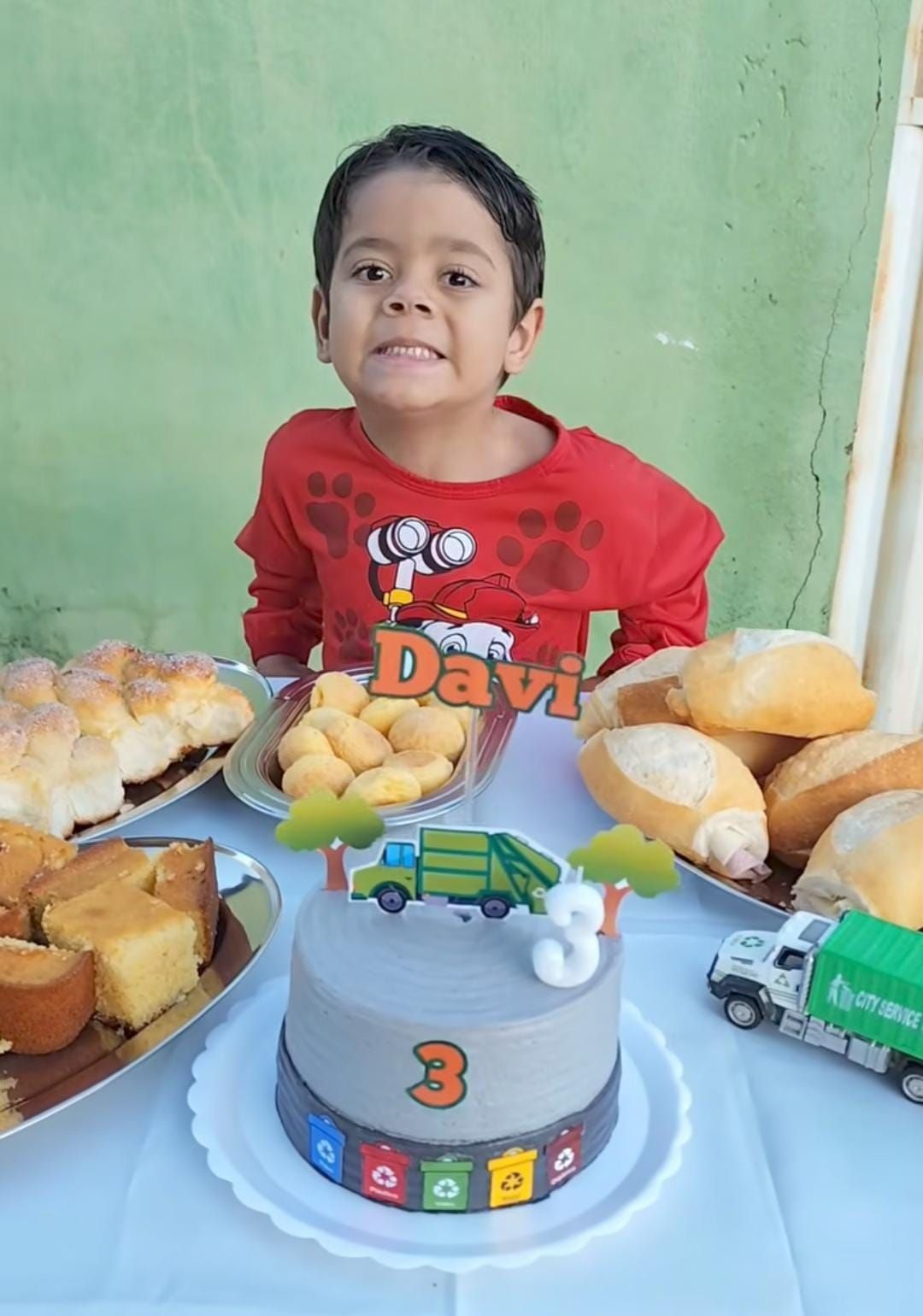 Show de fofura: no dia do aniversário, menino de 3 anos oferece café da manhã para garis; veja vídeo