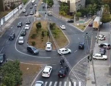 carro parado na rotatória