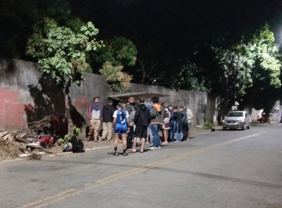 Jovem morre após batida de moto contra árvore em Timóteo
