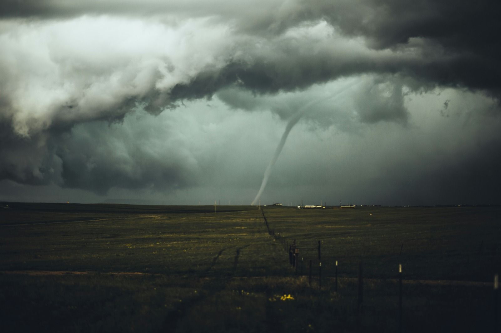 Quais são as orientações para se proteger durante um tornado?