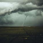 Quais são as orientações para se proteger durante um tornado?